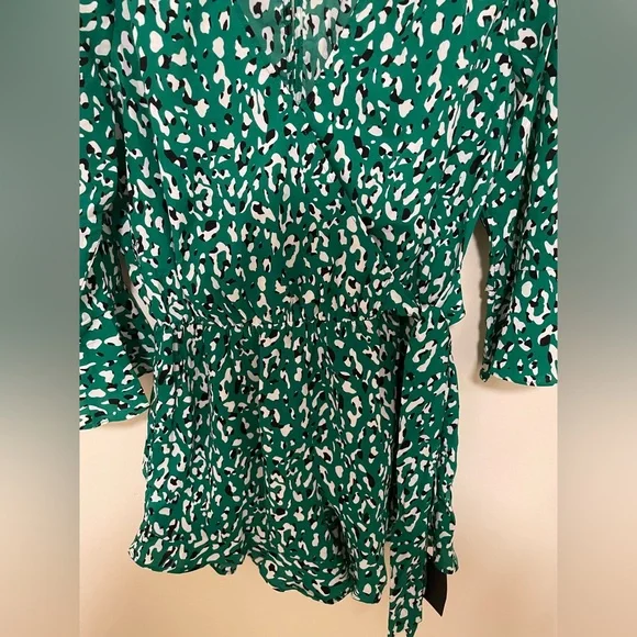 ✨NWT Lulus Make Moves Green and Black Print Flounce Sleeve Romper Size Small - Picture 5 of 15